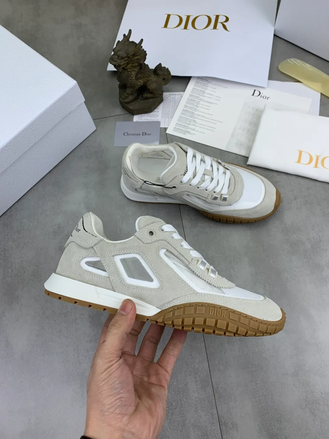 Men's men's shoes P560 new Dior Tech sneakers 2026 early spring series new products, with fashionable details, highlighting retro aesthetics. The light beige anti-suede cow leather upper is spliced ​​with apricot transparent mesh fabric on the side. The upper window edge is adhered with high-frequency flat ironing and back-pressure. It replicates the original craftsmanship, making it beautiful and comfortable without falling off. The interior is made of sheep lining of the same color and is soft and comfortable. The heel and tongue are embellished with the Paris logo. The textured TPU soles with the same color logo. The high-end version is exquisitely packaged with an airplane box, adding to the high-end style. Color: 4️⃣colors available Size: Female 35-41 Male 39-46